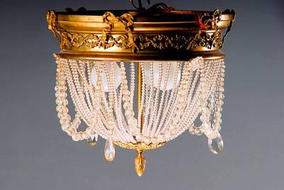 Deckenlampe, Frankreich, um 1900, im Empire-Stil, profilierte verzierte Messinggürtelung mit umlaufenden Blattdekor und aufgesetzten ...