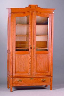 Bücherschrank, deutsch, um 1910, Eiche massiv, Türen teil verglast, Kopf vielfach getreppt und gewalmt, 1 Fußschublade, Inlets einfach getreppt, ...