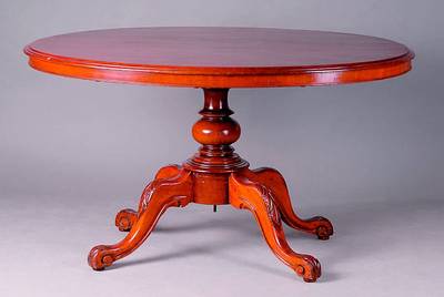 Ovaler Tisch, England, um 1850, Mahagoni massiv, 4 Auslegerbeine, Schaft gedrechselt, Beine mit sparsamer Schnitzerei, Füße in Voluten auslaufend, ...