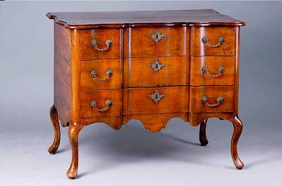 Kommode, Niederlande, um 1880/90, Nußbaum, 3-schübig, allseitig geschweift, Zarge passig, Platte einfach getreppt, st. Gebr.-Sp., alt belassen, ...