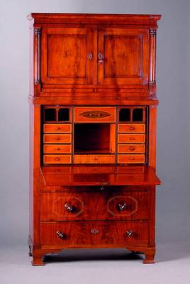 Sekretär, deutsch, um 1820/30, Unterteil 3-schübig, Mittelteil mit Klappe, Inneneinrichtung: 10 Schubalden, 5 Ablegefächer, teils m. Geheimfach, ...