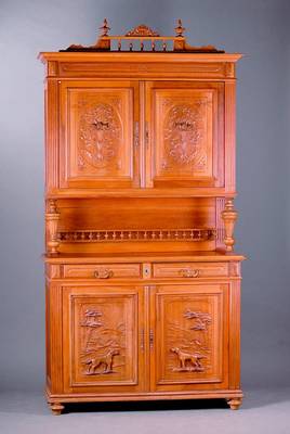 Aufsatzbuffet, Frankreich, um 1900, Nußbaum massiv, Unterteil 2-schübig, 2-türig, Oberteil2-türig, Vollsaülen gedrechselt und gerieft, ...