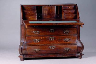 Sekretär, Barock, nach dem Vorbild v. 1760, Eiche massiv, 4-schübig, geschweift, Inneneinrichtung: 8 Schubladen, 4 Ablegefächer, 1 Tabernakelteil, ...