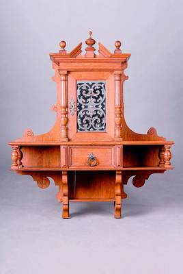 Hängeschrank, Gründerzeit, um 1880, Eiche, 1türig, 5 Ablegefächer, Tür verglast m. Bleiverz., gedrechselte Säulen, st. Gebr.-Sp.,alt belassen, ...
