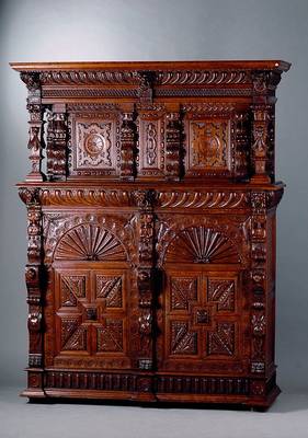 Schrank, Flandern, um 1870, Eiche Unterteil 2-türig, 1 Schublade, Oberteil 2 -türig, reich geschnitzt im Renaissancestil, floral abstrakt, Lisenen ...