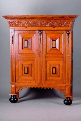 Kissenschrank, Niederlande, nach dem Vorbild v. 1720/30, Eiche, 2-türig, Kissenfüllungen, teils geschwärzt, Kopf m. Akanthusblattschnitzerei, ...