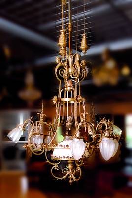 Große Deckenlampe, deutsch, um 1880-90, Bronzemontur mit vollplastischen Köpfen u. Akanthusknospen, insgesamt 9 Brennstellen, davon je 3 an 2 Armen ...