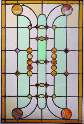 Grosses Bleiglasfenster, wohl deutsch, um 1900, bunte Glaseinsätze, diese z. T. beschädigt, 66 x 98 cm