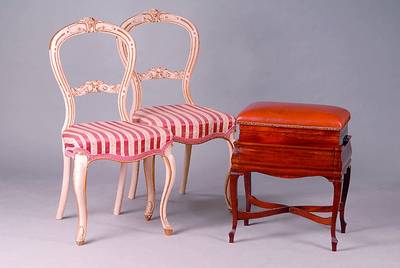 2 Stühle, Barockstil, süddeutsch, um 1835, Buche/Nußbaum, später weiß und goldfarben gefasst, st. Gebr.-Sp., ca. 92x46x43 cm, Sh. ca. 46 cm