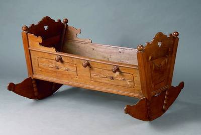 Wiege, süddeutsch, wohl Bodensee, um 1820/30, Kirschbaum, reich geschnitzt, st. Gebr.-Sp., schwundrissig, ca. 62x96x88 cm