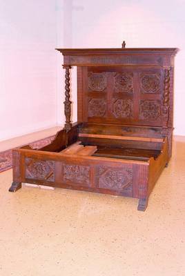 Bett m. Alkoventeil, wohl Venedig, dat. 1642 , Eiche massiv, Rückseite m. wenigen Weichholzteilen, Rahmen gearbeitet, im 19 Jh. teilrest., Inlets, ...