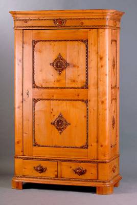 Schrank, wohl deutsch, um 1860/70, Kiefer, 1-türig, 2 Schubladen, abgerundete Ecken, abstrakt floraler Stuck später, teils besch., schwundrissig, ...