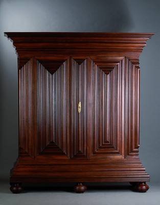 Frankfurter Eiche-Ecknasenschrank, um 1750, Eiche massiv, auf Fichte aufgedoppelt, weit auskragendes Gesims und Sockel, kräftige Wellenprofilierung, ...