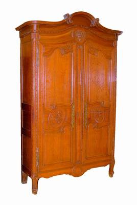 Kleiderschrank, Normandie, um 1780, Eiche massiv, feine florale Schnitzerei, Türen und Seiten in Rahmen und Füllung, orig. Schloß und -Schlüssel, ...