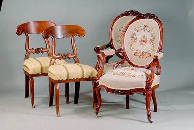 Paar Mainzer Biedermeierstühle, um 1830, Nußbaum massiv und furniert, rest.bedürftig Lit. Heidrun Zinnkann Mainzer Möbel ca. 87x46x45 cm, Sh. 48 ...