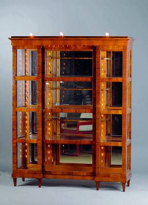 Vitrine, deutsch, im Biedermeierstil, nach dem Vorbild v. 1820, Nußbaum, 1-türig, Rückwand verspiegelt, 3-seitig verglast, später m. ...