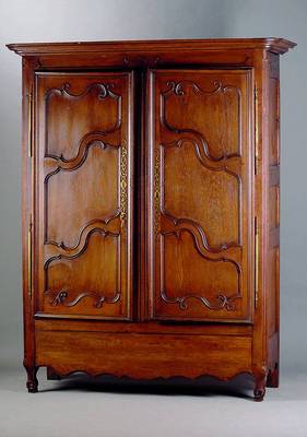 Barockschrank, Frankreich, um 1780, Eiche, Inlets geschweift u. getreppt, Zarge geschweift, Ecken abgerundet u. kanneliert, Beschl. teils besch., ...