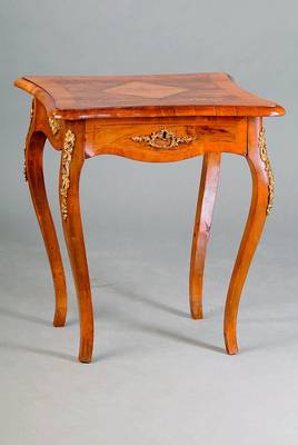 Beistelltisch, Dresdner Barock, um 1890/1910 , Nußbaum, 1 Schublade, allseitig geschweift, Bronzeappliken, schwundrissig, st. Gebr.-Sp., alt ...