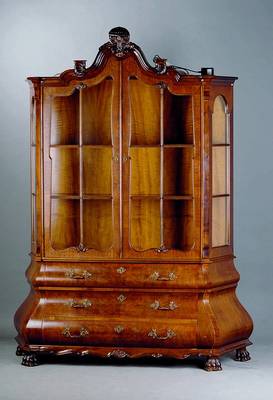 Barockstilvitrine, Holland, 30er Jahre, Nußbaum, Unterteil 3-schübig, bombiert, Oberteil 2-türig verglast und versprosst, Kopf und ...