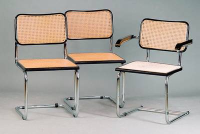 8 Stühle, sog. Freischwinger, nach dem Vorbild v. 1932, 2 Armlehnstühle, 8 Stühle, Stahlrohr, Sitz und Rücken Holz verkleidet geschwärzt und ...
