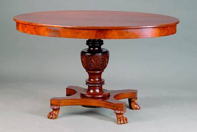 Ovaler Tisch, deutsch, um 1870/80, Nußbaum, Tatzenfüße, Schaft gedrechselt, Akanthusblattverz., Reste alten Wurmbefalls, schwundrissig, alt ...