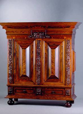 Kissenschrank, Holland, um 1920, Palisander,2-türig, 2 Schubladen, vielfach getreppt, aufgesetzte Schnitzereien in Form v. Blättern,Blüten und ...