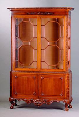 Vitrinenschrank, deutsch, um 1910, wohl Niederhöfer Möbel, 4-türig, davon 2 verglast und versprosst, Seiten passend, reiche Flachschnitzerei ...