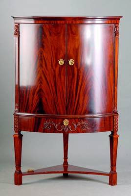 Eckschrank, Empirestil, 50er Jahre, Mahagonifurnier, 2-türig, eine Schublade, Beine verstrebt, vielfach getreppt, aufgesetzte abstarkt florale ...
