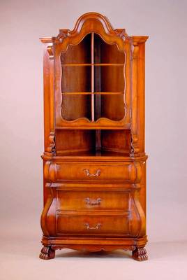 Eckschrank, Barockstil, 30er Jahre, Nußbaum,Unterteil 1 Schublade, 1 Tür, Oberteil 1-türig, verglast und versprosst, 2 Einlegebretter, allseitig ...