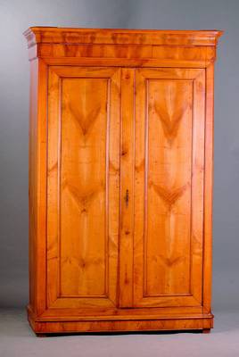Schrank, Frankreich, um 1840/50, Kirschbaum Inlets getreppt, Kopf und Fuß passig, st. schwundrissig, st. Gebr.-Sp., alt belassen, Schloß hakt, ca. ...