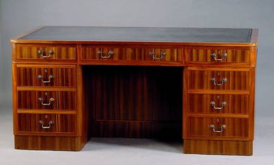 Schreibtisch, England, 1910/20, Korpus Palisanderfurnier, 12 Schubladen, 2-türig, Platte m. schwarzer Ledereinlage, diese punziert, 1 Schubalde m. ...