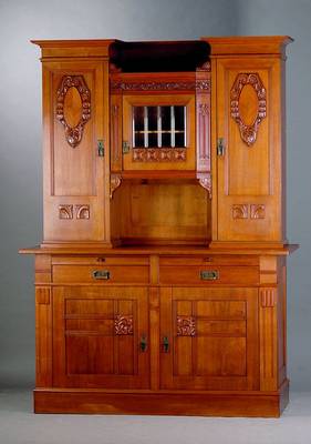 Aufsatzbuffet, deutsch, Jugendstil, um 1915, Mahagonifurnier, z.T. auf Eiche- korpus, z.T. massiv, schöne stiltyp. Ornamente, facettierte ...