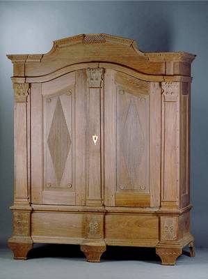 Schrank, wohl Magdeburg, dat. 1828, Eiche massiv, Inlets doppelt getreppt, aufgesetzte Rosetten, Lisenen m. angedeuteten korinth. Kapitellen, ...