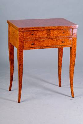 Nähtisch, Frankreich, um 1930/35, Wurzelnußfurnier, Beine leicht geschweift, 2 Schubladen, ca. 72x59x40 cm