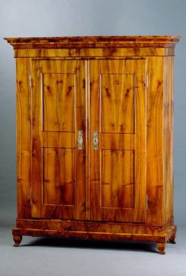 Dielenschrank, deutsch/Österrreich, um 1810/20, dickes Nußbaumfurnier, Inlets einfach getreppt, orig. Schloß und Beschl., Kopf getreppt, orig. ...