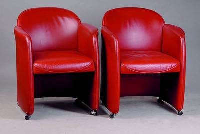 2 Sessel, deutsch, 70er Jahre, rotes Leder, Rollen, st. Gebr.-Sp., ca. 80x65x70 cm, Sh. 47cm