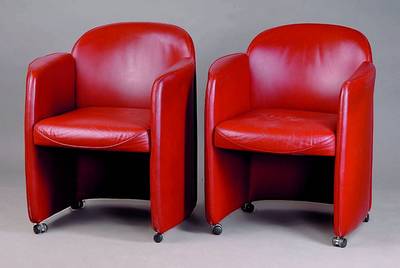 2 Sessel, deutsch, 70er Jahre, rotes Leder, Rollen, st. Gebr.-Sp., ca. 80x65x70 cm, Sh. 47cm