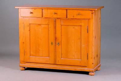 Halbschrank, deutsch, um 1860/60, Kiefer, 3-schübig, 2-türig, st. Gebr.-Sp., alt belassen, l. besch., ca. 100x128x46 cm