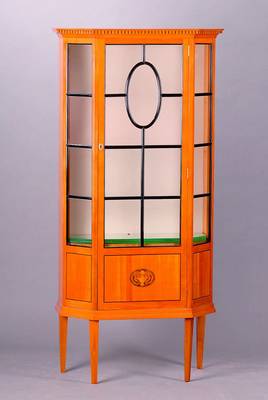 Vitrine, süddeutsch, um 1905/06, Kirschbaum,1-türig, verglast und versprosst, Streben und Intarsien geschwärzt, Tür m. ovaler Intarsie in Form ...