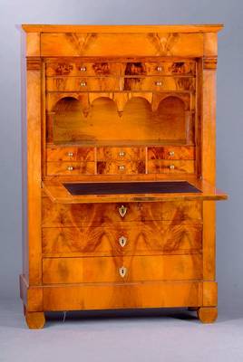 Sekretär, wohl Württemberg, um 1820, Nußbaum, 3-schübig, 1 Klappe, Kopfschublade, Inneneinrichtung: 9 Schubladen, 1 gr. Ablegefach, orig.Beschl., ...