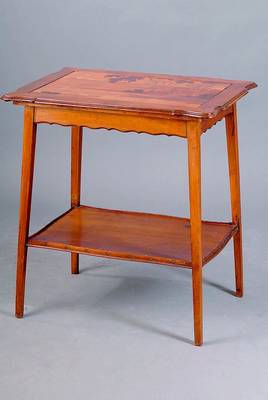 Beistelltisch mit Einlegeplatte von Emile Gallé Nancy, um 1900, Nußbaum massiv und furniert, Platte reich intarsiert mit versch. Edelhölzern, ...