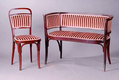 Salon, Thonet, Österreich, um 1902/06, Bugholz, Tisch, 2 Armlehnstühle, zwei Stühle und eine Bank, allseitig geschweift, Tisch m. Ablagefach, ...