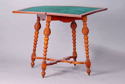 Spieltisch, deutsch, um 1880/90, Nußbaum, aufklappbar, 1-schübig, Platte aufklappbar und drehbar, Beine reich gedrechselt, Lisenen gerieft, Platte ...