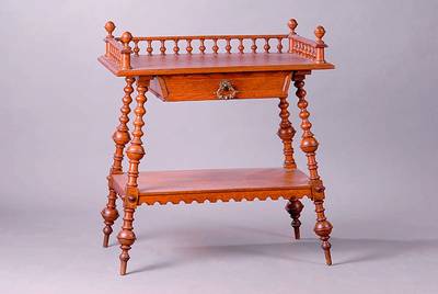 Blumentisch/Etagentisch, deutsch, um 1880/90, Eiche, reiche Drechselarbeit, Balustradenabschluß, unten ein Ablegefach, 1 Schublade, Messingbeschl., ...