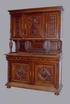 Aufsatzbuffet, wohl Belgien, um 1880/90, Nußbaum, Unterteil 2-türig, 2 Schubladen, Mittelteil m. Balustersäulen, Oberteil 3-türig, Säulen ...