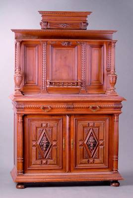 Aufsatzbuffet, wohl Belgien, um 1880/90, Nußbaum, Unterteil 2-türig, 2-schübig, Oberteil m. freistehenden Säulen, diese gedrechselt und gerieft, ...