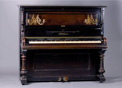 Klavier, Blüthner, Leipzig, 1889, z.T Buche/Eichemassiv, geschwärzt, hochwertige Bronzeappliken, davon 2 in Form v.Leuchtern, 4 Brennstellen, ...