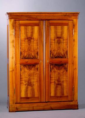 Schrank, deutsch, um 1820/30, Nußbaum, Frontund Seiten kassettiert, Kopf vielfach getreppt, Fuß passig, Inneneinrichtung: ein großes Ablgefach ...