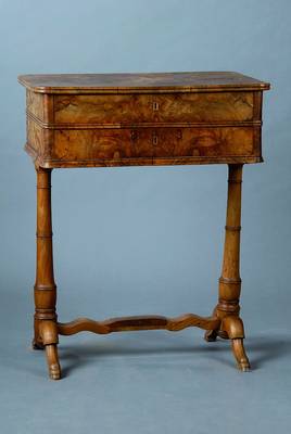 Nähtisch, süddeutsch, um 1860/70, Wurzelnußfurnier, zwei Schübe mit Innenein- richtung, ohne Schlüssel, ca. 75x60x42 cm