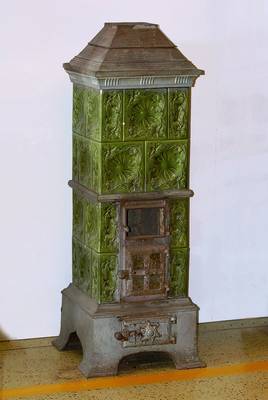 Jugendstil-Ofen, wohl Frankreich, um 1900/10 , Gußeisen, im abstarkten Jugendstil, mit grün glasierten floral reliefierten Kacheln, im frühen ...